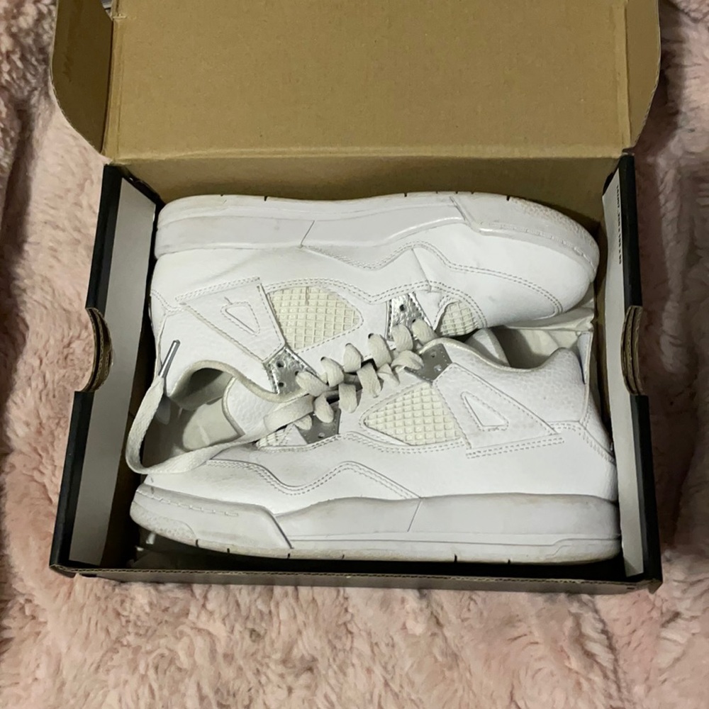 Kid’s Jordan 4 Retro size 2.5 Y